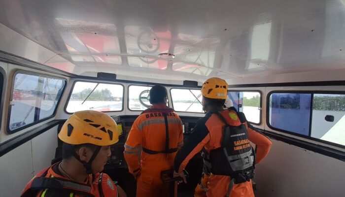 Kapal KM Cahaya Abadi Tenggelam Dihantam Ombak, Tim SAR Berjuang Melakukan Evakuasi