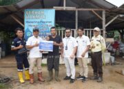 PT Timah Bantu Pengembangan Kandang Ternak di Desa Sekar Biru