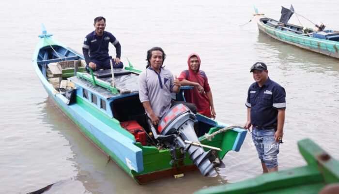 PT Timah Tunjukkan Komitmen untuk Nelayan, Serahkan Mesin Tempel ke Samudera Indah