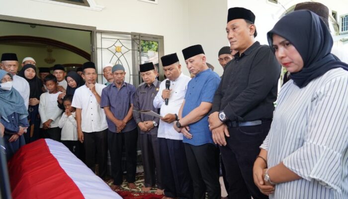 DPRD Babel Beri Penghormatan Terakhir Sebelum Almarhum Tarmizi Saat Dikebumikan