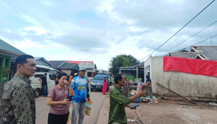 Puting Beliung Hancurkan Puluhan Rumah di Sadai, Rina Tarol Beri Bantuan