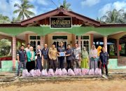 PT Timah Salurkan Puluhan Paket Sembako untuk Warga Pesisir Teluk Dalam