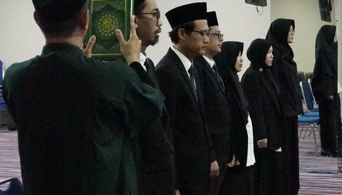 Rektor UBB Lantik Lima Dosen dan Satu Pejabat Administrator Baru