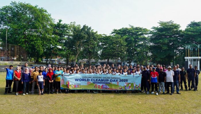 PT Timah Gelar Gotong Royong Bersih-Bersih Taman Sari Sungailiat pada World Clean Up Day 2025