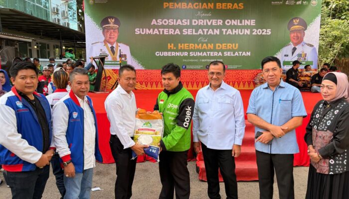 Bank Sumsel Babel dan Pemprov Sumsel Bagikan Beras untuk Driver Online