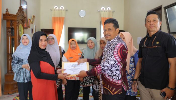 Pj Sekda Serahkan Santunan ASN Peduli dan KORPRI ke Keluarga Almarhum Andi
