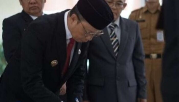 Bupati Bangka Tengah Lantik Pejabat Eselon II B dan Pimpinan BUMD