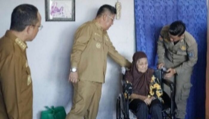 Pemkab Bangka Tengah Salurkan Bantuan Kursi Roda dan Sembako untuk Lansia Kurang Mampu