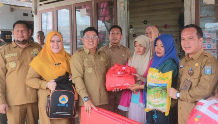 Wabup Efrianda Bantu Korban Kebakaran di Desa Nibung