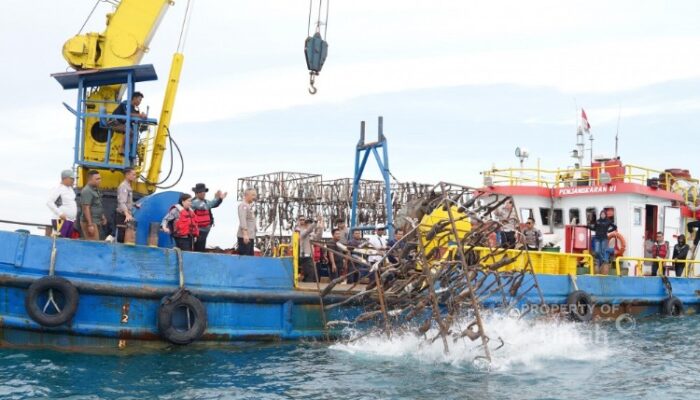 Knalpot Ilegal Disulap Jadi Rumah Ikan, PT TIMAH Tbk dan Ditlantas Polda Babel Tenggelamkan Rumpon di Perairan Rebo