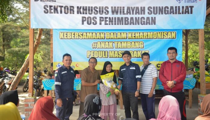 PT TIMAH dan Mitra Bagikan 200 Paket Beras untuk Warga Pesisir Sungailiat