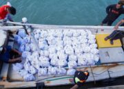 PT Timah Tbk Salurkan Bantuan bagi Warga Desa Penutuk Terdampak Banjir Rob