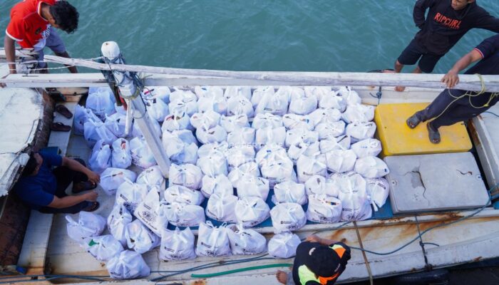 PT Timah Tbk Salurkan Bantuan bagi Warga Desa Penutuk Terdampak Banjir Rob