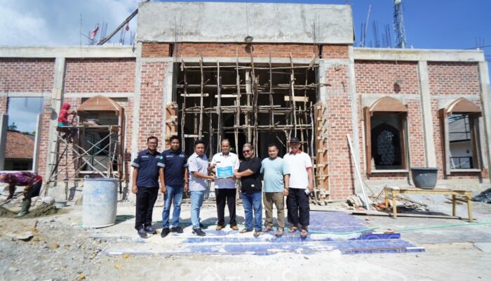 Dukung Perluasan Masjid Al Hikmah, PT Timah Tbk Serahkan Bantuan