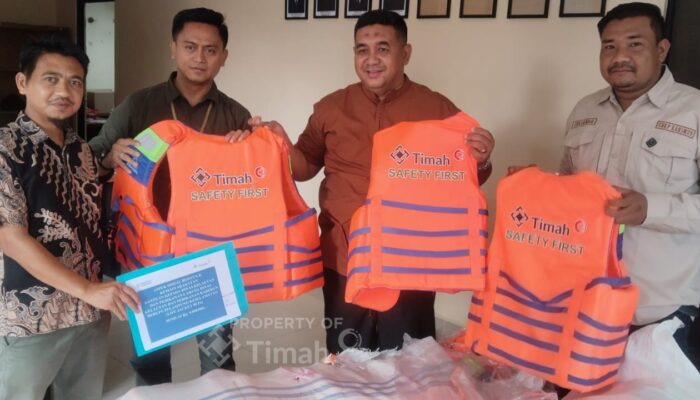 PT Timah Bagikan Life Jacket untuk Nelayan Karimun