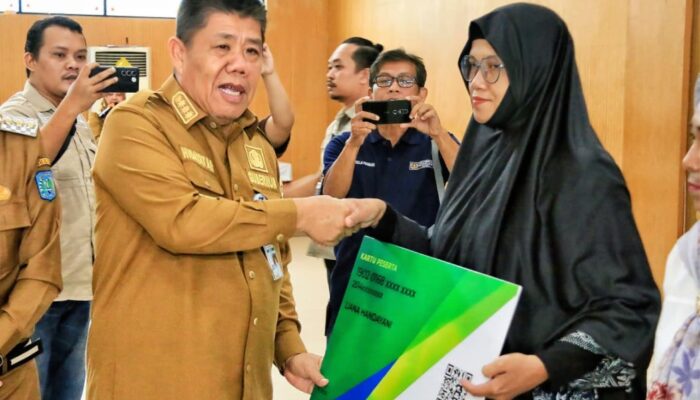 Gubernur Babel Serahkan 426 Kartu BPJS Ketenagakerjaan ke UMKM Belitung, Janji Naik Dua Kali Lipat Tahun 2026