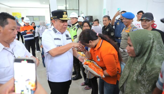 Gubernur Hidayat Serahkan Bantuan Sembako kepada Pekerja Pelabuhan Pangkalbalam
