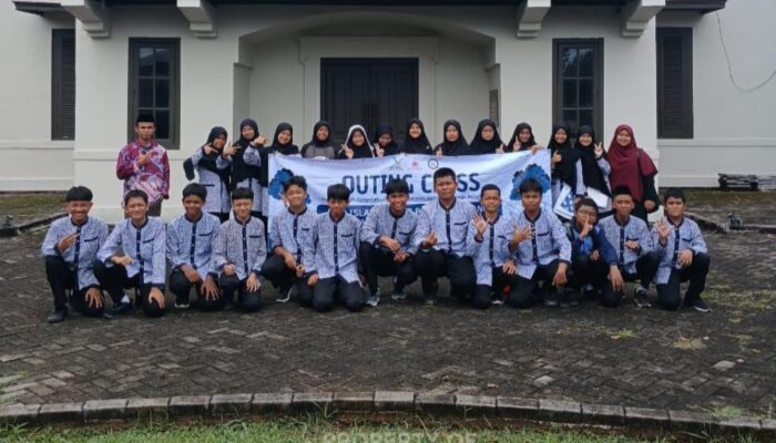 Siswa SMP Islam SMART Antusias Belajar Sejarah Timah di Museum Timah Indonesia Mentok