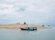 PT Timah Keruk Muara Air Kantung, Nelayan Harap Akses Kapal Kembali Lancar