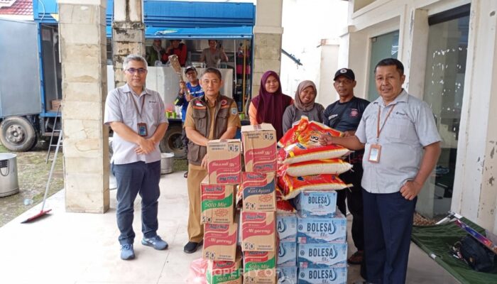 PT Timah Tbk Salurkan Bantuan Pangan untuk Warga Terdampak Banjir Rob di Mentok