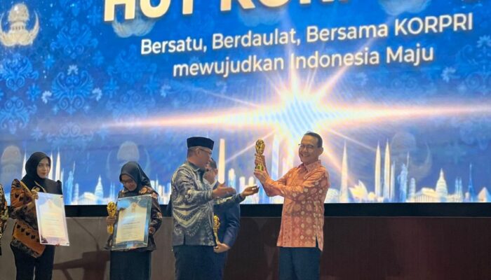 Perintis BPJS Kesehatan, Fachmi Idris Raih Life Achievement KORPRI Award