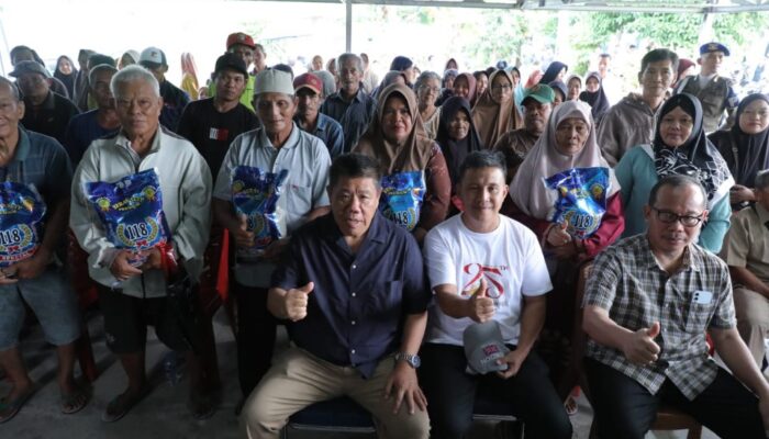 Gubernur Hidayat Arsani Salurkan Bantuan Beras ke Warga Sungailiat