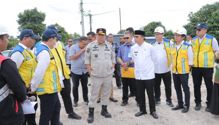 Gubernur Hidayat Tinjau Abrasi Pantai Penyak, Pastikan Pembangunan Talud Berjalan Sesuai Ketentuan