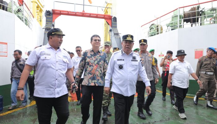 Pastikan Arus Nataru Aman, Gubernur Hidayat Arsani Tinjau Pelabuhan Tanjung Kalian