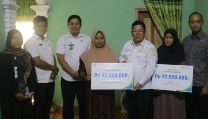 Wabup Bangka Tengah Serahkan Santunan Kematian BPJS di Sungaiselan, Ini Rinciannya