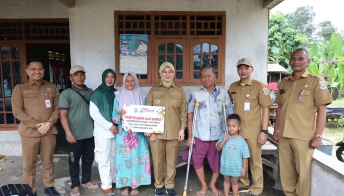 Wakil Wali Kota Pangkalpinang Serahkan Alat Bantu Jalan ke Masyarakat