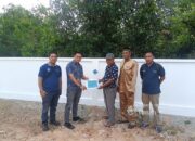 Warga Desa Gemuruh Apresiasi PT Timah, Bantu Pembangunan Pagar TPU Tembesu