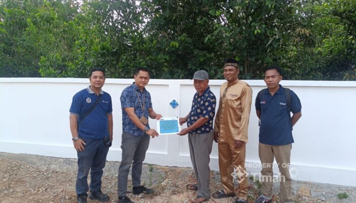Warga Desa Gemuruh Apresiasi PT Timah, Bantu Pembangunan Pagar TPU Tembesu