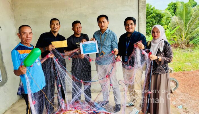 PT Timah Tbk Salurkan Bantuan Jaring Udang untuk Nelayan Karimun