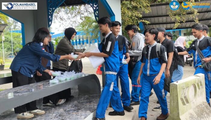 BEM Polman Babel Berbagi Takjil di Bulan Ramadan, Mahasiswa Turun Langsung ke Jalan