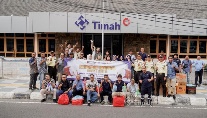 PT Timah Bagikan 150 Paket Sembako dan 500 Takjil di Sungailiat, Warga: Sangat Membantu