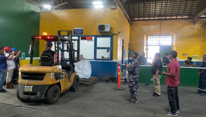 TNI AL Serahkan 771 Kg Timah Ilegal ke Kejati Babel, Hasil Penangkapan di Mentok