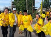 Jelang Berbuka, Hidayat Arsani dan Kader Golkar Babel Bagikan Takjil ke Pengguna Jalan
