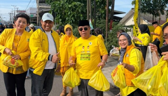 Jelang Berbuka, Hidayat Arsani dan Kader Golkar Babel Bagikan Takjil ke Pengguna Jalan
