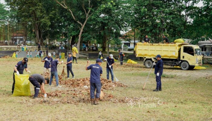 PT Timah Bersama DLH dan Lanal Babel Gotong Royong Bersihkan Taman Sari Sungailiat