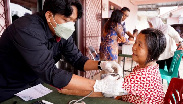 Meski Diguyur Hujan, Warga Merawang Tetap Antusias Antre Berobat Gratis di Mobil Sehat PT Timah