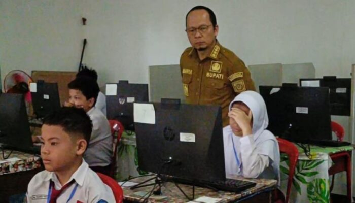 Bupati Bangka Tengah Tinjau TKA SD di Koba, Siswa Diminta Jujur dan Tak Terbebani