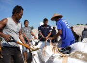 Ratusan Nelayan Gotong Royong Isi Jumbo Bag di Muara Jelitik, Upaya Atasi Pendangkalan Alur
