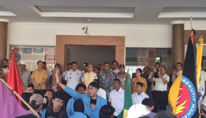 Mahasiswa UBB Gelar Aksi Damai, Gubernur Babel dan Ketua DPRD Temui Massa di Depan Gedung