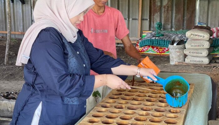 Dinda Rembulan Ikut Cetak Gula Kelapa di Bedukang, Siap Kawal Jadi Produk Andalan Babel