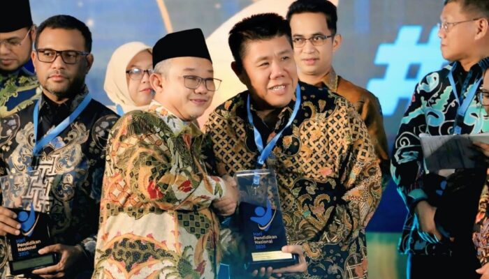 Babel Terbaik 1 Nasional, Hidayat Arsani Terima Penghargaan Hardiknas
