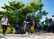 Peringati Hari Lingkungan Hidup, PT Timah Ajak Warga Bersih-Bersih Pantai Tambak Udang Rambak