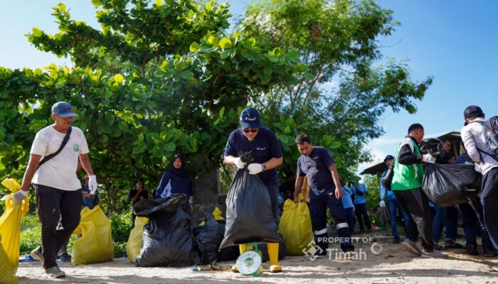 Peringati Hari Lingkungan Hidup, PT Timah Ajak Warga Bersih-Bersih Pantai Tambak Udang Rambak