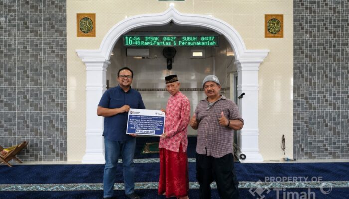 PT Timah Salurkan Bantuan untuk Masjid Nurul Fatah Belitung, Karpet Lama Diganti
