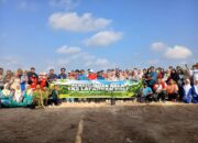 PT TIMAH dan Warga Mentok Tanam Ratusan Pohon di Eks Lapangan Golf