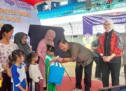 Tepati Janji, Udin-Dessy Salurkan Seragam hingga Uang Tabungan untuk Siswa Pangkalpinang
